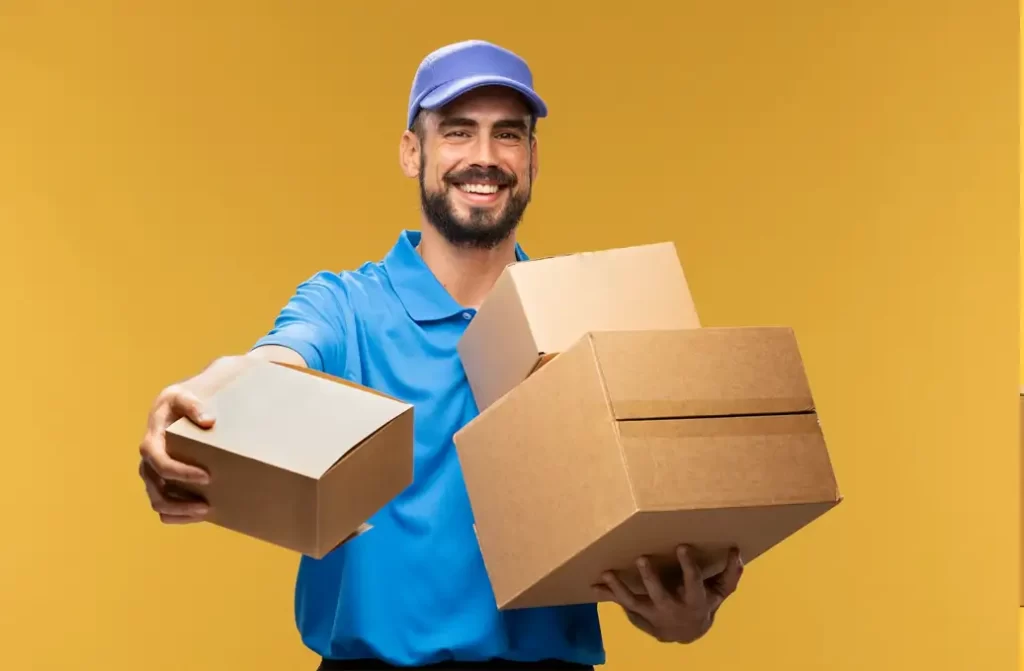 funcionario-rapaz-segurando-caixas-de-papelao-sustentabilidade-caixadepapelao-personalizada-caixas-papelao